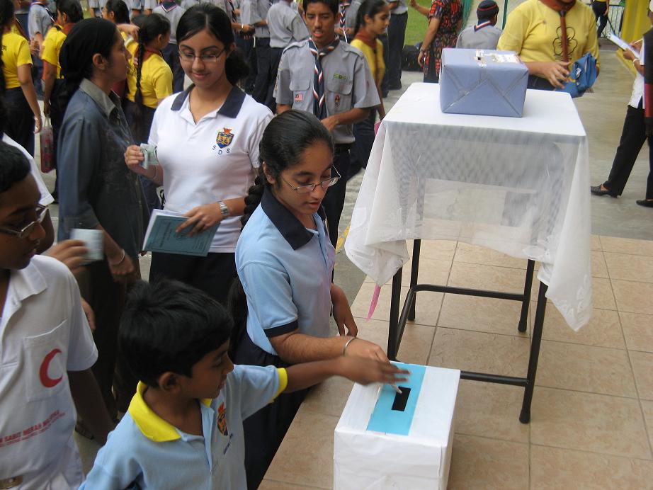 Sharanpreet Kaur of Secondary 2 and Ganagaswaran of Primary 2 contributing their lunch money for the Cyclone victims 